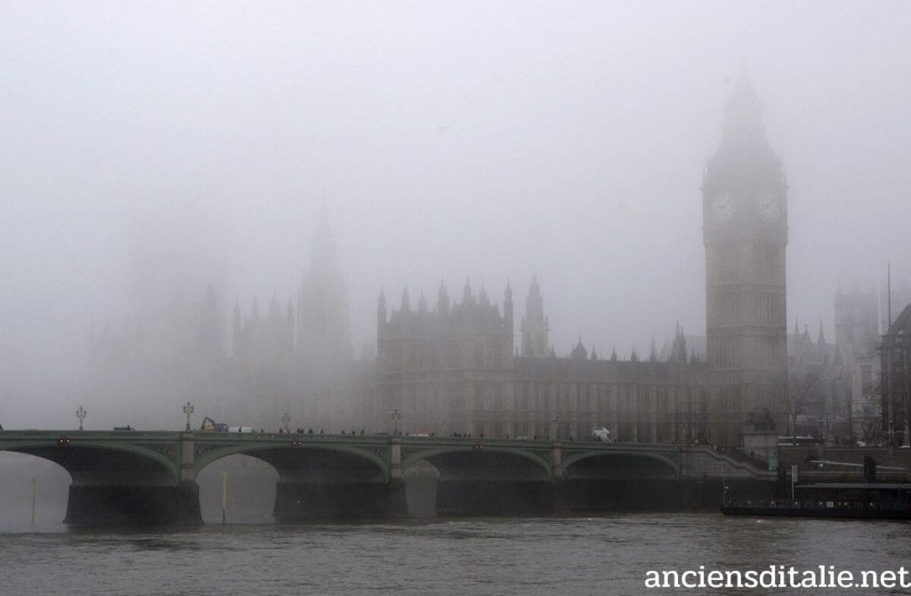 หมอกพิษ ตัวการร้ายที่ทำลายลอนดอนเริ่มปกคลุมลอนดอนเมื่อวันที่ 5 ธันวาคม ค.ศ. 1952 อากาศหนาวเย็นที่ปกคลุมเมืองหลวงของอังกฤษเป็นเวลาหลายสัปดาห์