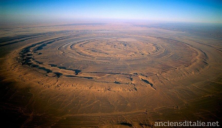 เนตรแห่งซาฮาร่า หรือดวงตาของทราย ซึ่งตั้งอยู่ในใจกลางของทะเลทราย คนสมัยก่อนนั้นเชื่อกันว่าดวงตาของทรายนั้น เกิดจากการที่มีอุกกาบาต