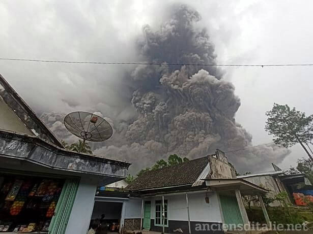 ภูเขาไฟเซเมรูที่อินโดนีเซีย เกิดการปะทุครั้งใหญ่ที่ อินโดนีเซีย เมื่อช่วงปลายของปีที่แล้ว โดยปรากฏการณืที่เลวร้ายครั้งนี้ มีผู้คนต้อง