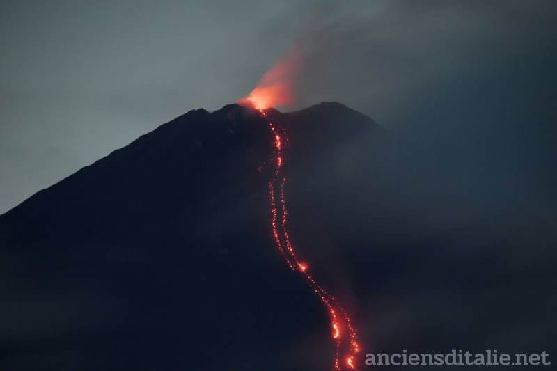 ภูเขาไฟเซเมรูที่อินโดนีเซีย ปะทุอีกครั้ง