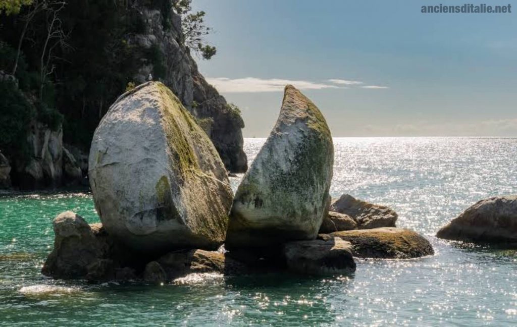Split Apple Rock เป็นหินรูปร่างแปลกตาที่ตั้งอยู่ในอ่าวแทสมันบน เกาะทางใต้ ของนิวซีแลนด์ เนื่องจากทรงกลมขนาดมหึมานี้ถูกแบ่งครึ่งตามตัวอักษร 