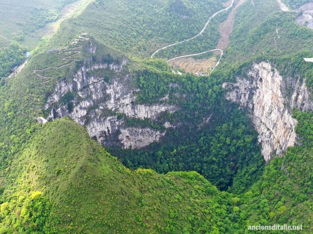 หลุมยุบขนาดยักษ์ พบในป่าโบราณประเทศจีน