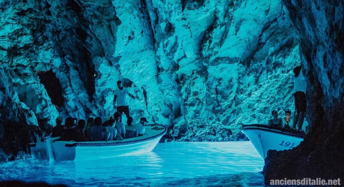 ทำไมถ้ำBlue Grotto ถึงเป็นสีฟ้า?