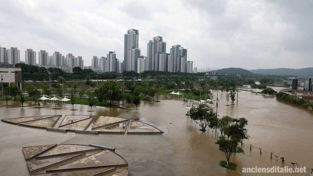 ฝนที่ตกหนักที่สุดในรอบหลายทศวรรษ ได้ท่วมท้นเมืองหลวงของเกาหลีใต้ น้ำท่วมกรุงโซล ครั้งนี้ ทำให้ถนนในกรุงโซลกลายเป็นแม่น้ำ
