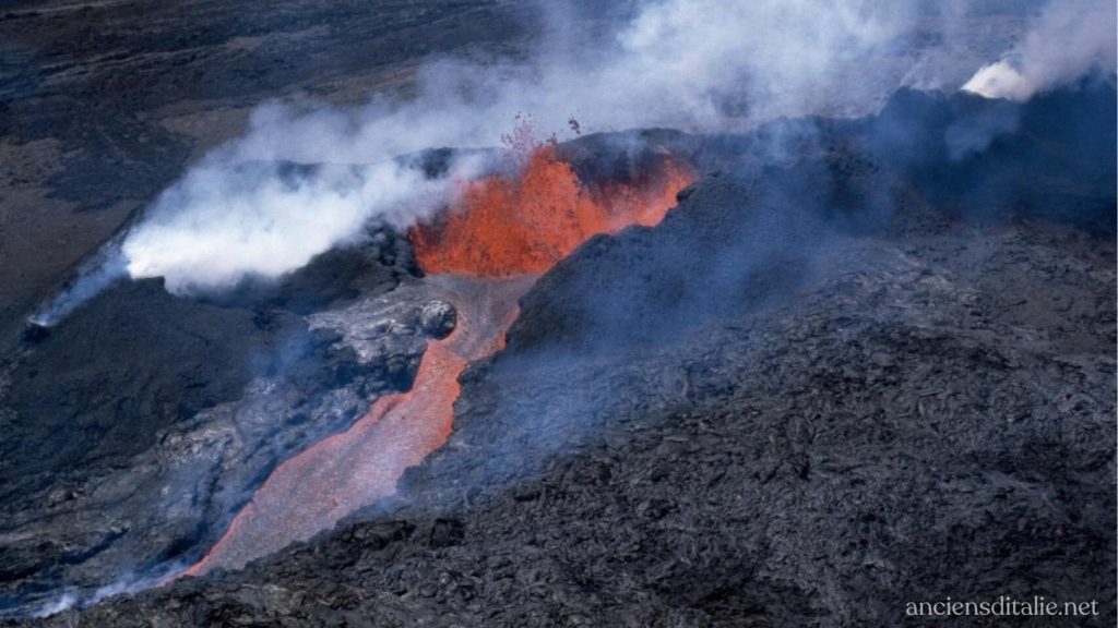 เจ้าหน้าที่ฮาวายออก คำเตือน ชาวเกาะบิ๊กว่าภูเขาไฟที่ยังคุกรุ่นใหญ่ที่สุดในโลก เมานา โลอา กำลังส่งสัญญาณว่าอาจปะทุ