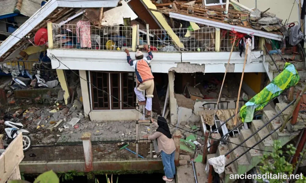 เจ้าหน้าที่กู้ภัยอินโดนีเซีย เร่งค้นหาเหยื่อแผ่นดินไหว