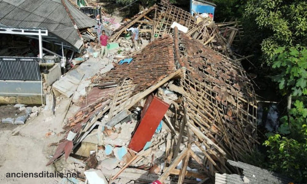 ฝนตกหนักขัดขวางหน่วยกู้ภัย แผ่นดินไหวอินโดนีเซีย