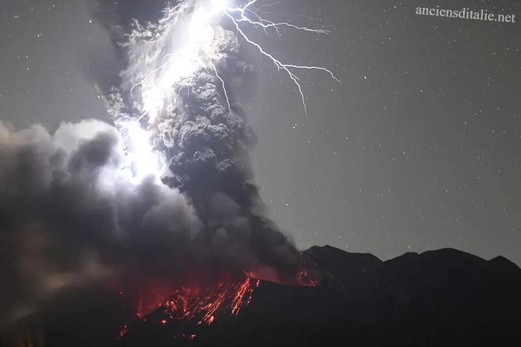 การปะทุ ภูเขาไฟตองเกิดฟ้าผ่ามากกว่า 25,500 ครั้ง