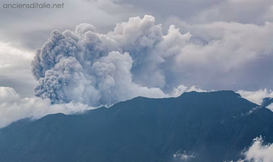นักเดินป่าอพยพหนีภูเขาไฟมาราปีในอินโดนีเซีย